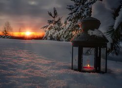 Lampion ze świeczką na śniegu