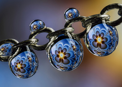 Łańcuch z abstrakcyjnymi kwiatami w kroplach wody