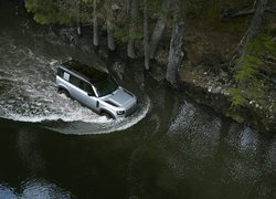 Land Rover Defender w leśnej rzece
