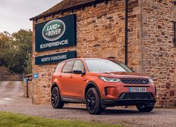 Land Rover Discovery Sport przed budynkiem