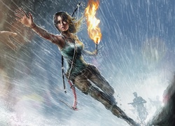 Lara Croft z pochodnią w scenie z gry Tomb Raider