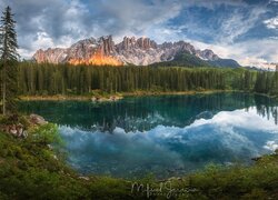Jezioro, Lago di Carezza, Góry, Alpy, Dolomity, Las, Drzewa, Chmury, Odbicie, Południowy Tyrol, Włochy
