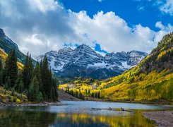 Stany Zjednoczone, Stan Kolorado, Ośnieżone, Góry Skaliste, Szczyty Maroon Bells, Jezioro Maroon, Drzewa, Niebo