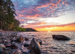 Stany Zjednoczone, Stan Michigan, Marquette, Jezioro, Superior Lake, Kamienie, Las, Drzewa, Zachód słońca