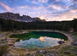 Jezioro, Lago di Carezza, Góry, Dolomity, Alpy, Las, Drzewa, Chmury, Odbicie, Południowy Tyrol, Włochy