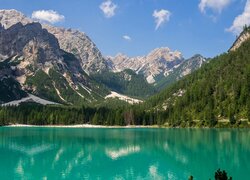 Las wokół górskiego jeziora Lago di Braies