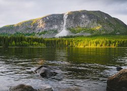 Lasy i skalista góra nad jeziorem