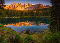 Włochy, Południowy Tyrol, Dolomity, Lago Carezza, Las, Góry, Jezioro, Kamienie, Drzewa, Niebo, Odbicie, Roślinność