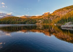 Góry Skaliste, Jezioro, Bear Lake, Park Narodowy Gór Skalistych, Kamienie, Drzewa, Chmury, Kolorado, Stany Zjednoczone