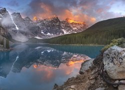 Kanada, Prowincja Alberta, Park Narodowy Banff, Dolina Dziesięciu Szczytów, Jezioro Moraine, Skały, Góry, Drzewa, Lasy, Chmury