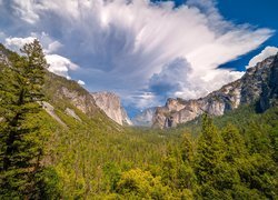 Góry, Drzewa, Las, Niebo, Chmury, Dolina, Yosemite Valley, Park Narodowy Yosemite, Kalifornia, Stany Zjednoczone