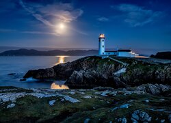 Latarnia Fanad Head Lighthouse na skałach