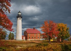 Latarnia morska, Au Sable Light Station, Grand Marais, Budynki, Chmury, Jesień, Drzewa, Trawa, Michigan, Stany Zjednoczone