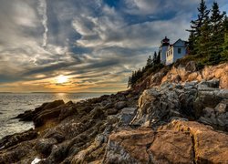 Latarnia morska Bass Harbor Head Light na skałach