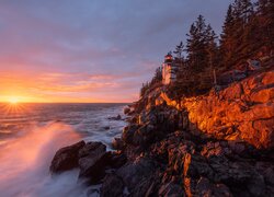 Park Narodowy Acadia, Latarnia morska, Bass Harbor Head Light, Morze, Skały, Drzewa, Zachód słońca, Stan Maine, Stany Zjednoczone