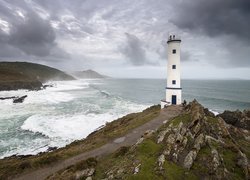 Morze, Fale, Niebo, Chmury, Skały, Latarnia morska, Faro de Cabo Home, Pontevedra, Hiszpania