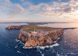 Morze, Skały, Latarnia morska, Cape Cavalleria Lighthouse, Wschód słońca, Chmury, Minorka, Hiszpania