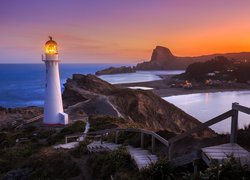 Latarnia morska, Castlepoint Lighthouse, Schody, Skały, Góry, Zachód słońca, Rejon Wellington, Nowa Zelandia