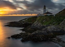 Latarnia morska Douglas Lighthouse na skałach