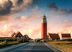 Holandia, Wyspa Texel, Latarnia morska Eierland, Domy, Chmury