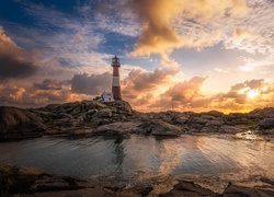 Norwegia, Wyspa Midbrødøya, Latarnia morska Eigerøy Lighthouse, Skały, Chmury, Wschód słońca