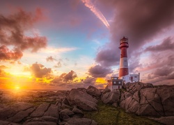 Norwegia, Wyspa Midbrødøya, Latarnia morska Eigerøy Lighthouse, Skały, Morze, Zachód słońca, Chmury