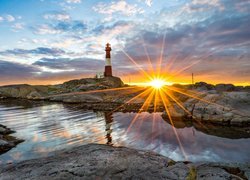 Latarnia morska Eigeroy Lighthouse, Wyspa Midbrodoya, Norwegia, Morze, Skały, Promienie słońca