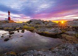 Latarnia morska Eigeroy, Wybrzeże, Skały, Promienie słońca, Chmury, Gmina Egersund, Norwegia