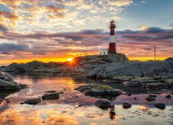 Norwegia, Gmina Egersund, Wyspa Midbrodoya, Latarnia morska, Eigeroy Lighthouse, Wybrzeże, Skały, Chmury, Zachód słońca