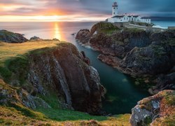 Latarnia morska, Fanad Head Lighthouse, Morze, Skały, Zachód słońca, Portsalon, Irlandia