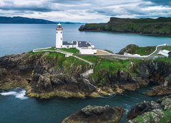 Latarnia morska Fanad Head Lighthouse na skalistym wybrzeżu Irlandii