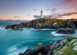 Morze, Latarnia morska, Fanad Head Lighthouse, Skały, Wschód słońca, Chmury, Portsalon, Irlandia