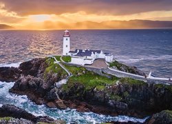 Morze, Latarnia morska, Fanad Head Lighthouse, Skały, Chmury, Wschód słońca, Portsalon, Irlandia