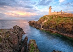 Morze, Latarnia morska Fanad Head Lighthouse, Skały, Wschód słońca, Chmury, Portsalon, Irlandia