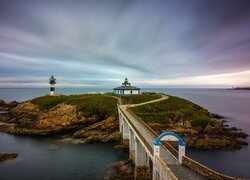 Latarnia morska Faro de Tabarca i most na wyspie Isla Pancha