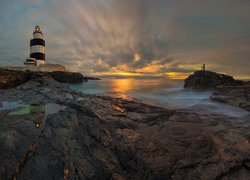Latarnia morska Hook Head, Morze, Skały, Chmury, Zachód słońca, Wexford, Irlandia