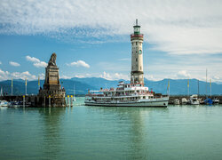 Latarnia morska i statek na jeziorze Bodeńskim w Lindau