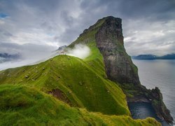 Wyspy Owcze, Wyspa Kalsoy, Latarnia morska Kallur Lighthouse, Ocean Atlantycki, Góry, Mgła