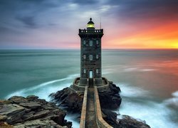 Francja, Gmina Conquet, Morze, Skały, Latarnia morska, Kermorvan lighthouse, Zachód słońca