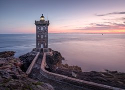 Francja, Gmina Conquet, Morze, Skały, Latarnia morska, Kermorvan lighthouse, Chmury