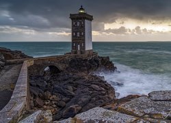 Latarnia morska Kermorvan lighthouse we francuskiej gminie Conquet