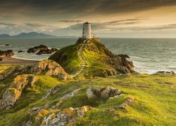 Latarnia morska Llanddwyn Lighthouse, Wyspa Anglesey, Walia, Morze, Skały