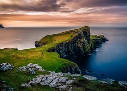 Morze Szkockie, Wybrzeże, Klif, Skały, Wyspa Skye, Półwysep Duirinish, Latarnia morska, Neist Point Lighthouse, Zachód słońca, Chmury, Szkocja