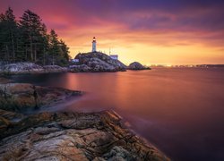 Drzewa, Wschód słońca, Skały, Latarnia morska Point Atkinson, Cieśnina Strait of Georgia, Vancouver, Kanada