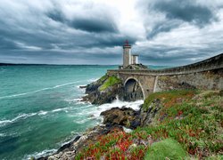 Francja, Bretania, Gmina Plouzané, Latarnia morska Phare du Petit Minou, Morze, Wybrzeże, Roślinność