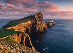 Morze Szkockie, Wybrzeże, Skały, Latarnia morska, Neist Point Lighthouse, Półwysep Duirinish, Wyspa Skye, Chmury, Szkocja