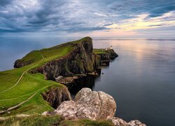 Latarnia morska Neist Point Lighthouse na szkockim półwyspie Duirinish