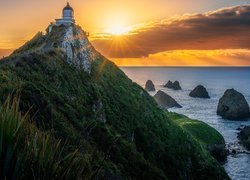 Morze, Latarnia morska, Nugget Point Lighthouse, Skały, Promienie słońca, Otago, Nowa Zelandia