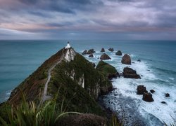 Nowa Zelandia, Morze, Latarnia morska, Nugget Point Lighthouse, Skały, Chmury