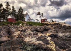 Latarnia morska Pemaquid Point Lighthouse Park, Skały, Chmury, Miasto Bristol, Stan Maine, Stany Zjednoczone